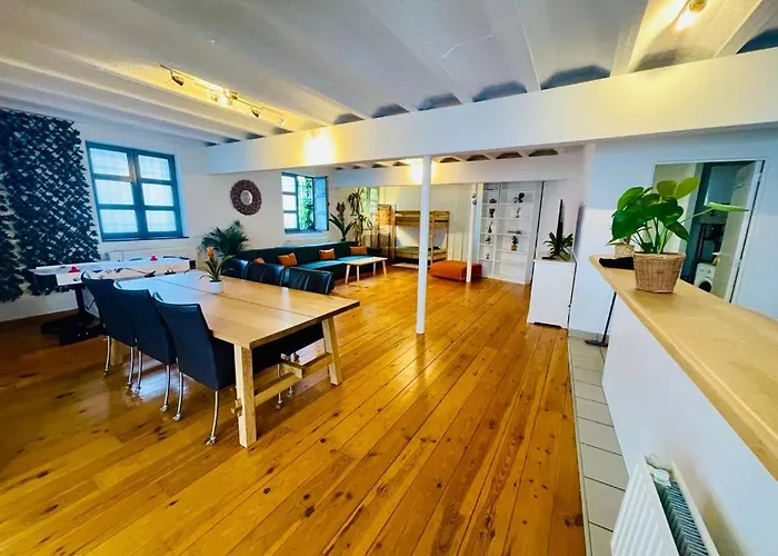 Down Town Oasis-Spacious Loft With Private Parking