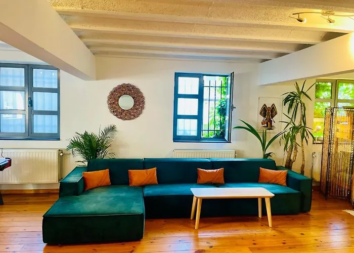 Down Town Oasis-Spacious Loft With Private Parking